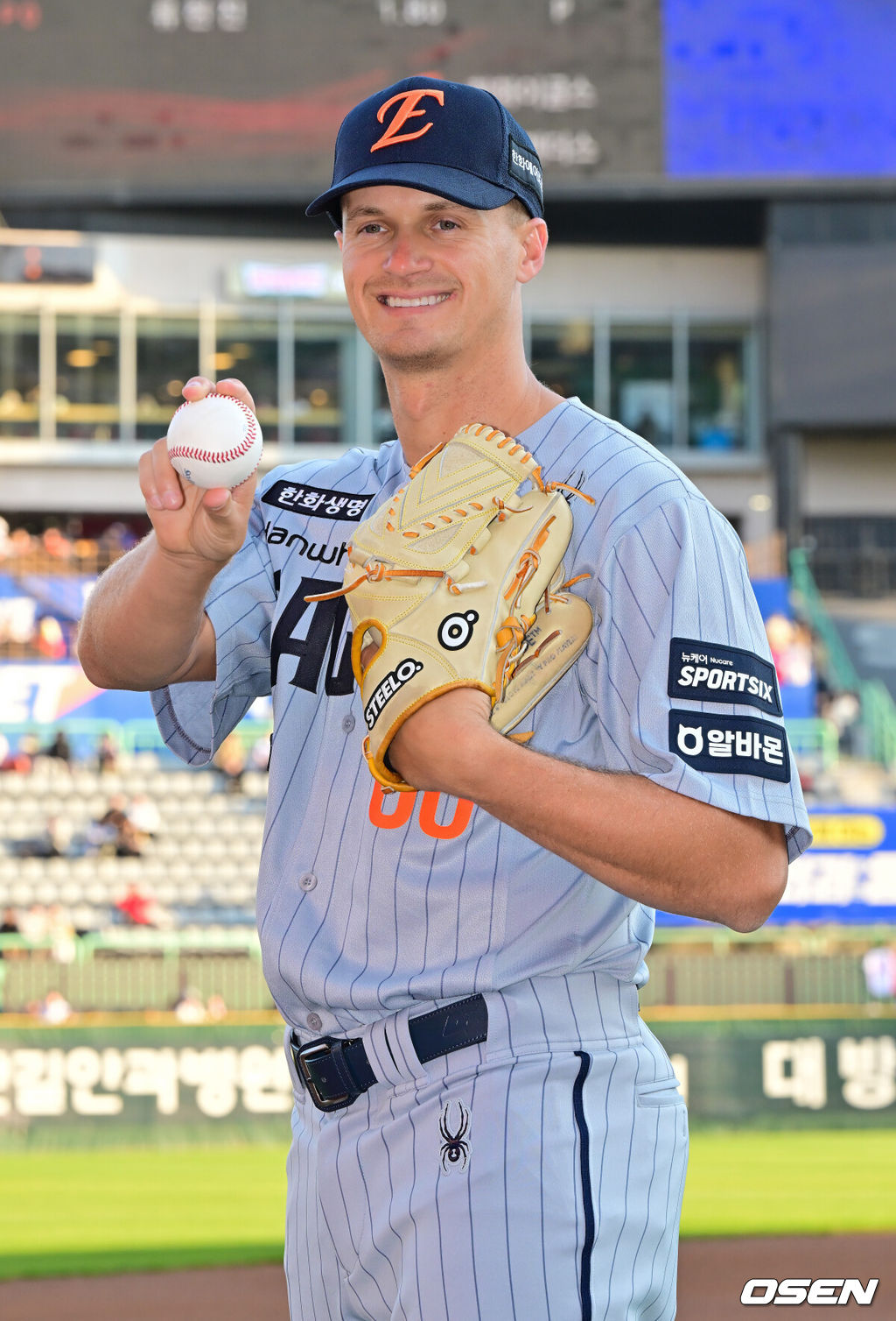 7일 오후 인천 SSG랜더스필드에서 ‘2026 신한 SOL Bank KBO리그' SSG 랜더스와 한화 이글스의 경기가 진행됐다.이날 SSG는 타케다를, 한화는 류현진을 선발투수로 내세웠다.경기 앞두고 화이트 대신 새롭게 합류한 한화 외국인 선수 쿠싱이 포즈를 취하고 있다.   2026.04.07 / soul1014@osen.co.kr