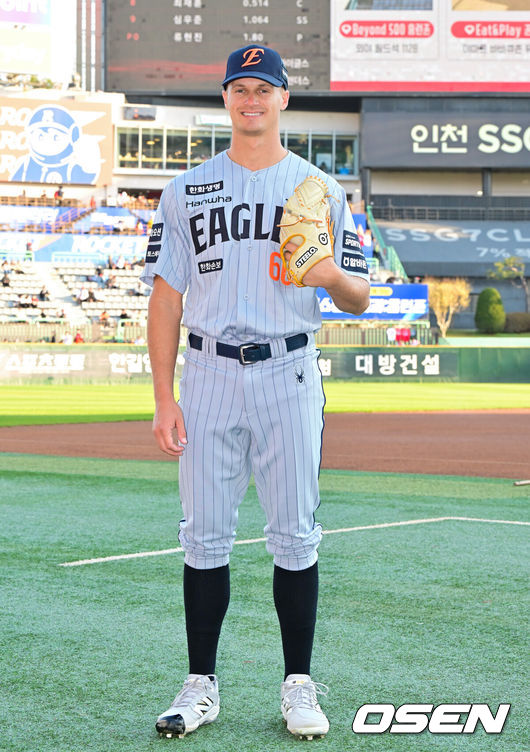 [OSEN=인천, 박준형 기자] 7일 오후 인천 SSG랜더스필드에서 ‘2026 신한 SOL Bank KBO리그'&nbsp;SSG 랜더스와 한화 이글스의 경기가 진행됐다.이날 SSG는 타케다를, 한화는 류현진을 선발투수로 내세웠다.경기 앞두고 화이트 대신 새롭게 합류한 한화 외국인 선수 쿠싱이 포즈를 취하고 있다.   2026.04.07 / soul1014@osen.co.kr