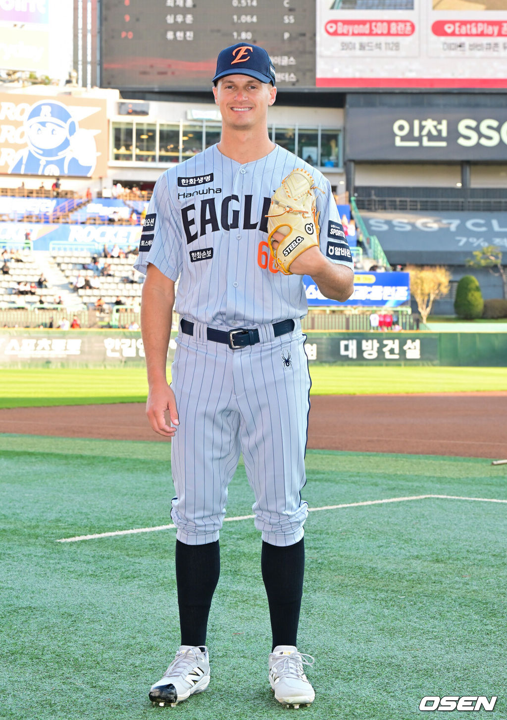 7일 오후 인천 SSG랜더스필드에서 ‘2026 신한 SOL Bank KBO리그' SSG 랜더스와 한화 이글스의 경기가 진행됐다.이날 SSG는 타케다를, 한화는 류현진을 선발투수로 내세웠다.경기 앞두고 화이트 대신 새롭게 합류한 한화 외국인 선수 쿠싱이 포즈를 취하고 있다.   2026.04.07 / soul1014@osen.co.kr