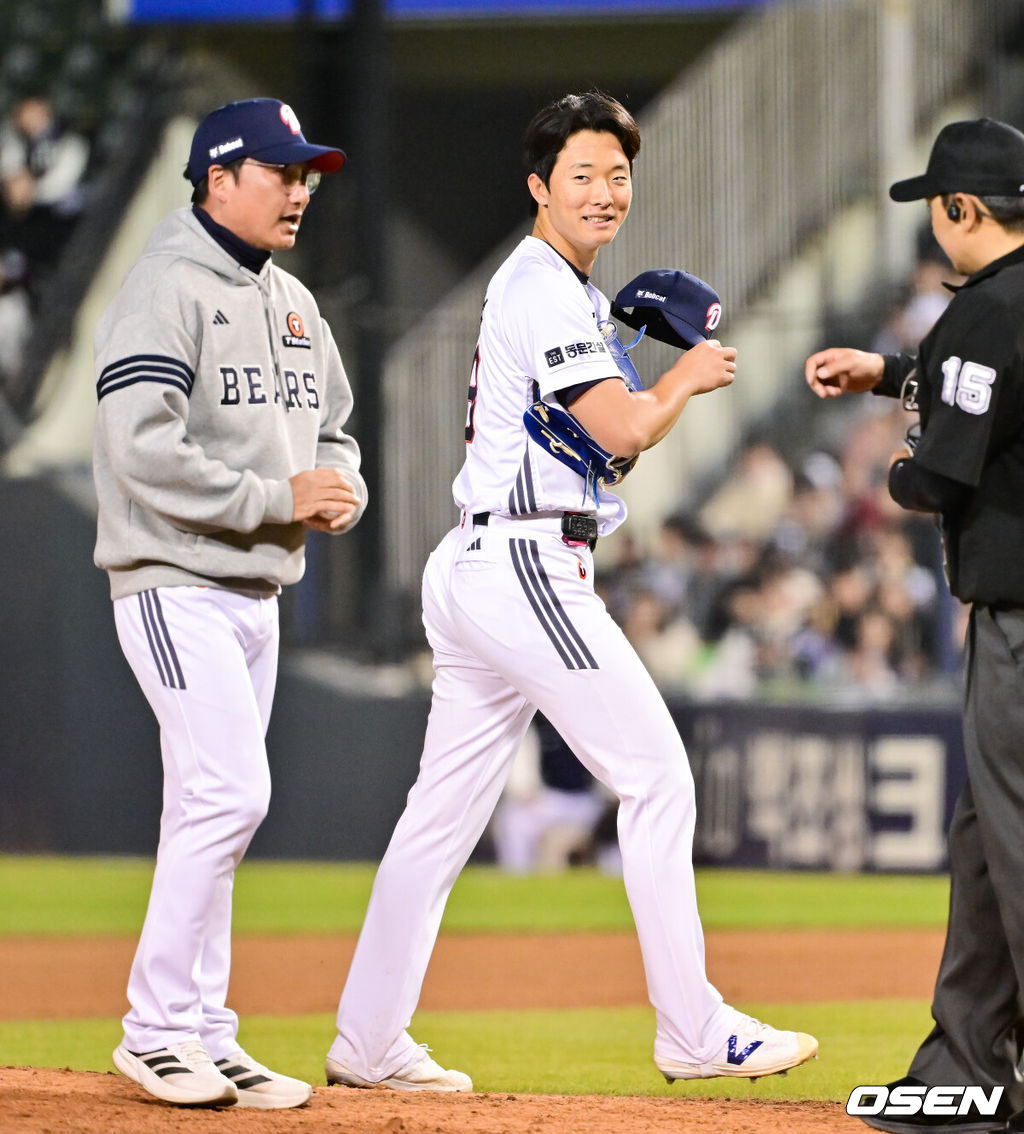 8일 서울 잠실구장에서 '2026 신한 SOL Bank KBO리그' 두산 베어스와 키움 히어로즈의 경기가 열렸다.이날 두산은 최민석을, 키움은 정세영을 선발투수로 내세웠다.6회초 두산 선발투수 최민석이 교체되고 있다. 2026.04.08 / soul1014@osen.co.kr