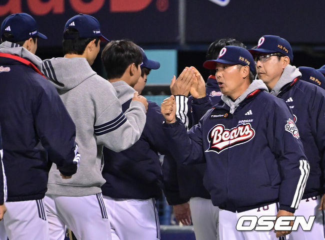 [OSEN=잠실, 박준형 기자] 두산 베어스가 8일 잠실구장에서 열린 2026 신한은행 SOL Bank KBO리그 키움 히어로즈와 홈경기에서 7-3 승리를 거뒀다. 선발 등판한 2년 차 우완 최민석이 5⅔이닝 동안 3피안타 6탈삼진 5볼넷 무실점 호투를 펼치면서 시즌 첫 승 사냥에 성공했다.경기종료 후 두산 김원형 감독이 승리투수가 된 최민석과 하이파이브을 하고 있다.  2026.04.08 / soul1014@osen.co.kr