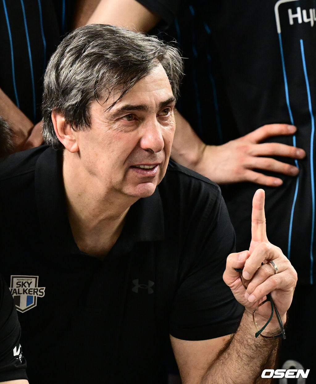 현대캐피탈이 안방에서 귀중한 1승을 챙겼다.현대캐피탈은 6일 천안유관순체육관에서 열린 2025-2026 V리그 남자부 챔피언결정전 3차전에서 대한항공을 세트 스코어 3-0 (25-16 25-23 26-24) 승리를 거뒀다.현대캐피탈 필립 블랑 감독이 기념 촬영을 하고 있다. 2026.04.06 /cej@osen.co.kr