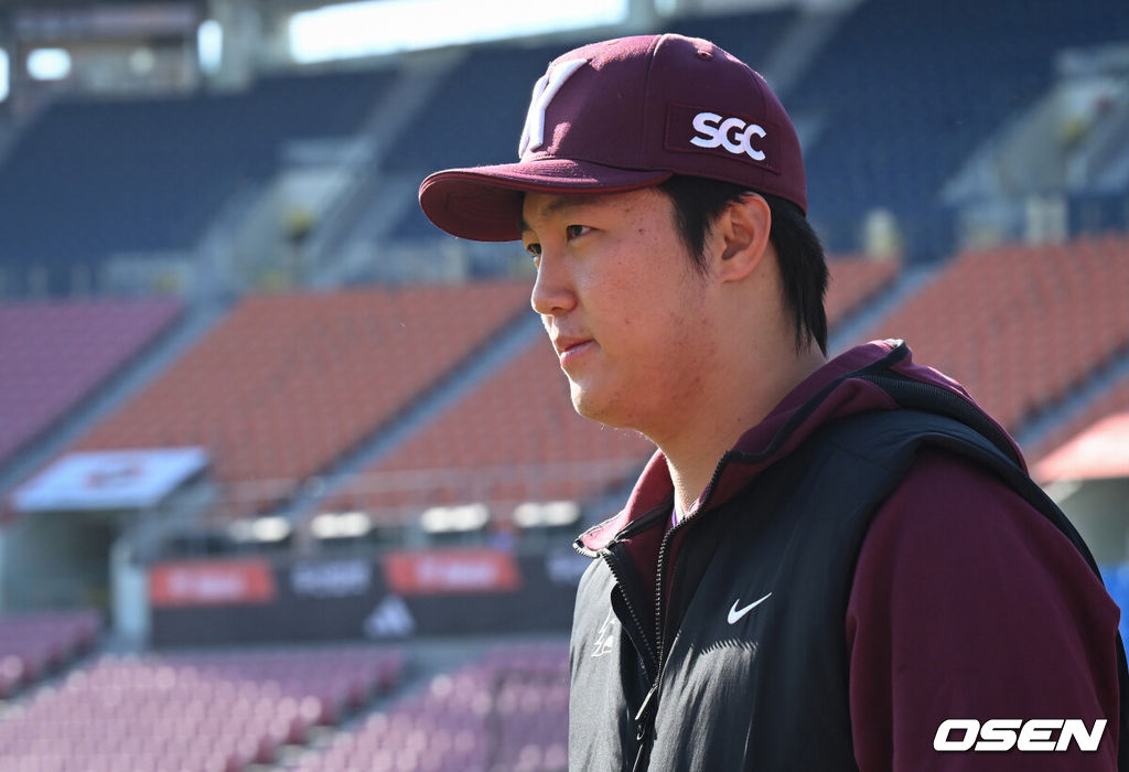 7일 서울 잠실야구장에서 '2026 신한 SOL Bank KBO리그' 키움 히어로즈와 두산 베어스의 경기가 열린다.이날 두산은 최승용, 키움은 배동현을 선발로 내세웠다.키움 안우진이 몸을 풀기 위해 그라운드로 나서고 있다. 2026.04.07 /cej@osen.co.kr