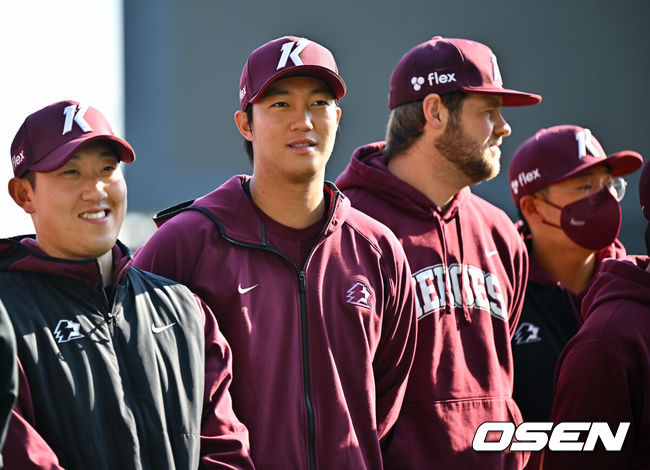 [OSEN=잠실, 박준형 기자] 8일 서울 잠실구장에서 '2026 신한 SOL Bank KBO리그' 두산 베어스와 키움 히어로즈의 경기가 열렸다.이날 두산은 최민석을, 키움은 정세영을 선발투수로 내세웠다.경기 앞서 키움 안우진이 동료들과 함께 미팅에 참석하고 있다.    2026.04.08 / soul1014@osen.co.kr