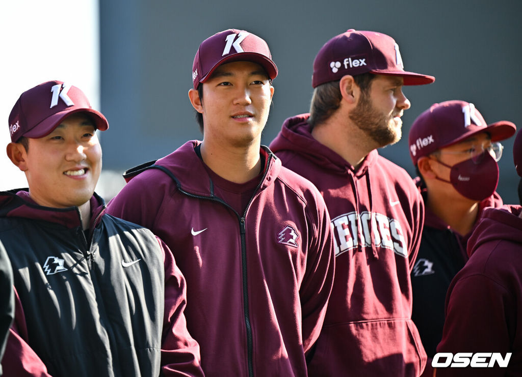 8일 서울 잠실구장에서 '2026 신한 SOL Bank KBO리그' 두산 베어스와 키움 히어로즈의 경기가 열렸다.이날 두산은 최민석을, 키움은 정세영을 선발투수로 내세웠다.경기 앞서 키움 안우진이 동료들과 함께 미팅에 참석하고 있다. 2026.04.08 / soul1014@osen.co.kr