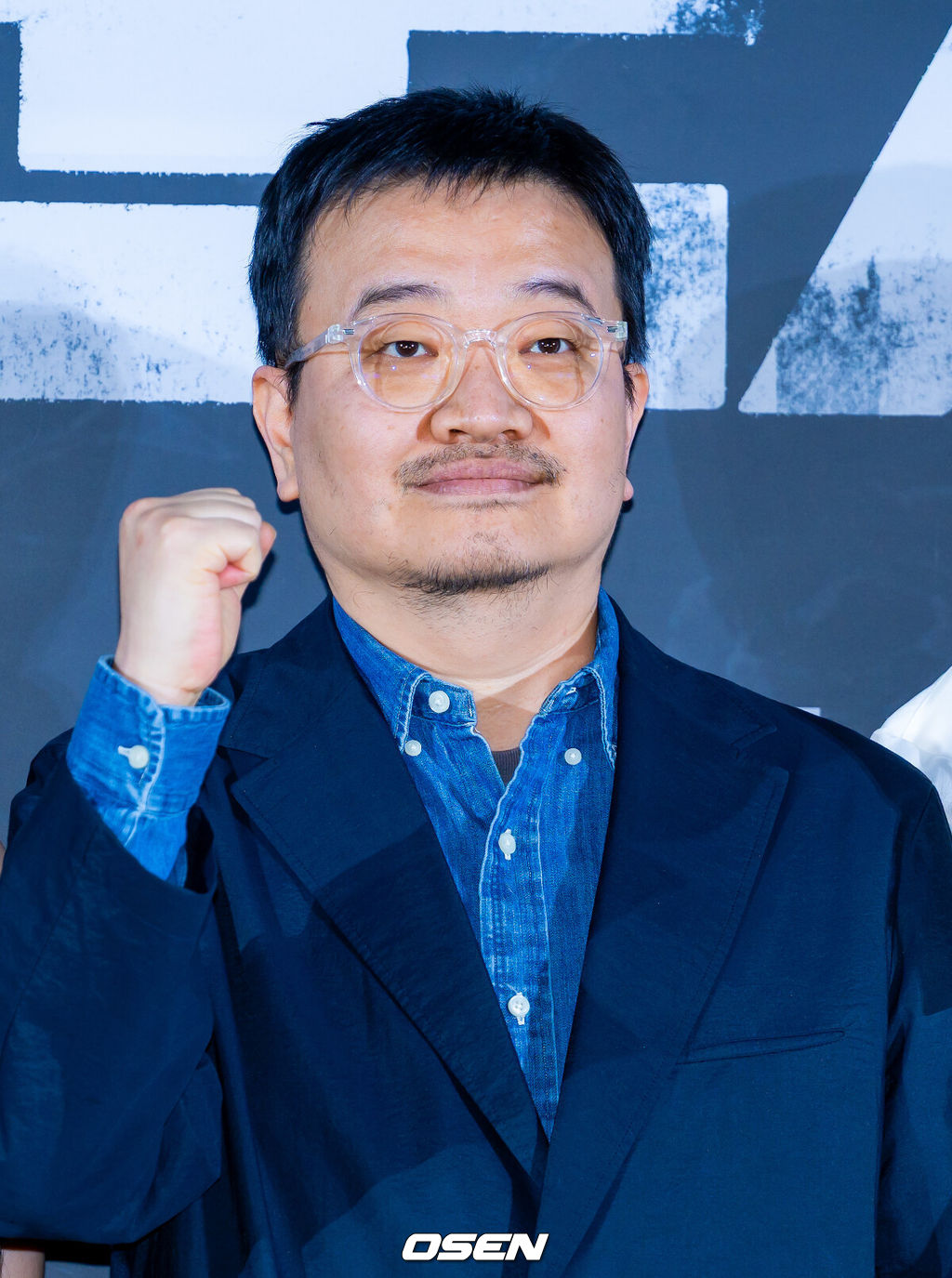 6일 오전 서울 용산구 CGV 용산아이파크몰에서 영화 '군체' 제작보고회가 열렸다.연상호 감독의 신작 '군체'는 정체불명의 감염사태로 봉쇄된 건물 안, 고립된 생존자들이 예측할 수 없는 형태로 진화하는 감염자들에 맞서 벌이는 사투를 그린다. 연상호 감독이 포즈를 취하고 있다. 2026.04.06 /rumi@osen.co.kr