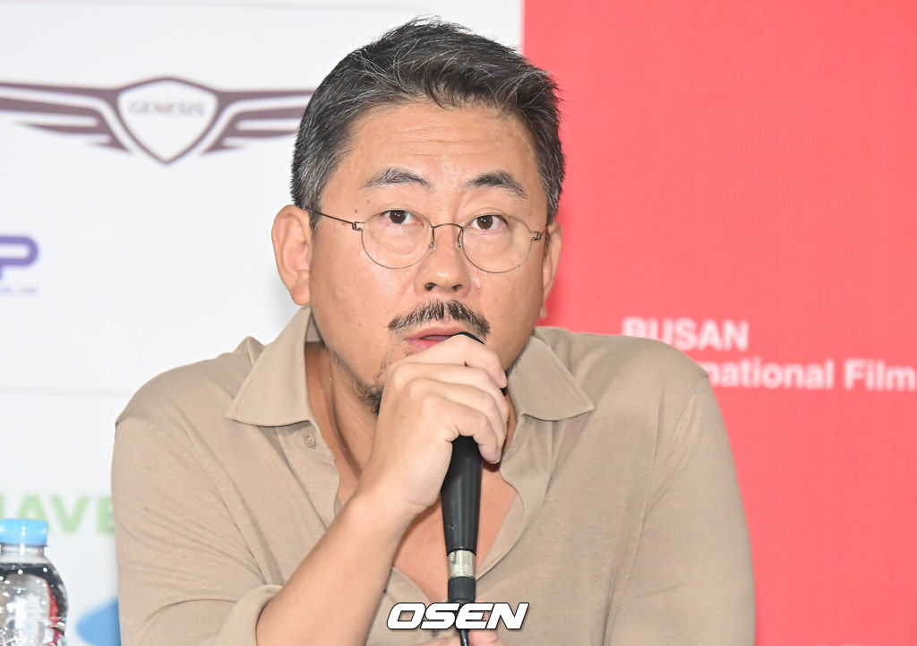 18일 부산 해운대구 영화의전당 비프힐에서 제30회 부산국제영화제 경쟁 심사위원 기자회견이 열렸다.심사위원장 나홍진 감독, 심사위원 배우 한효주, 양가휘, 난디타 다스, 마르지예 메쉬키니 감독, 코고나다 감독, 프로듀서 율리아 에비나 바하라가 자리했다.나홍진 감독이 기자들의 질문에 답하고 있다. 2025.09.18 / foto0307@osen.co.kr