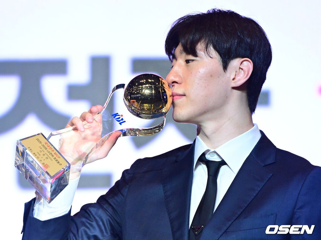 9일 오후 서울 삼성동 그랜드 인터컨티넨탈 서울 파르나스에서 ‘2025-2026 LG전자 프로농구’ 시상식이 열렸다.이번 시상식에서는 최고의 활약을 펼친 국내·외국 최우수선수(MVP)와 신인선수상의 주인공이 발표되며 또한 베스트5, 최우수수비상, 식스맨상, 기량발전상 등 주요 개인 시상 부문 수상자도 공개된다.국내선수 MVP 고양 소노 이정현이 트로피와 함께 포즈를 취하고 있다. 2026.04.09 / dreamer@osen.co.kr