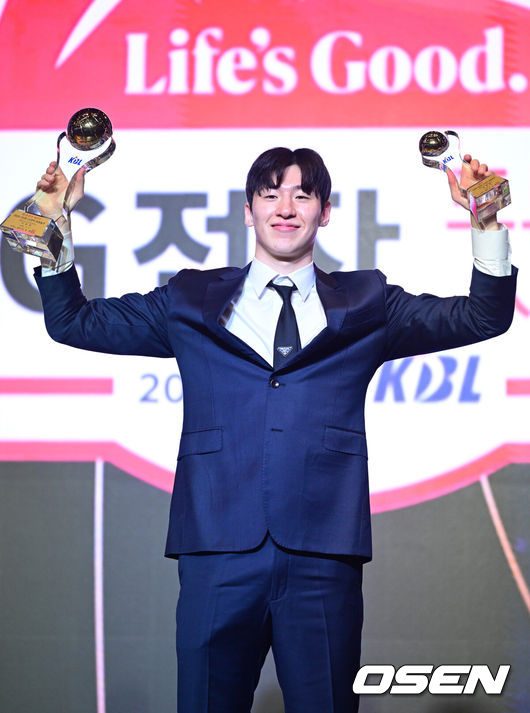 [OSEN=최규한 기자] 9일 오후 서울 삼성동 그랜드 인터컨티넨탈 서울 파르나스에서 ‘2025-2026 LG전자 프로농구’ 시상식이 열렸다.이번 시상식에서는 최고의 활약을 펼친 국내·외국 최우수선수(MVP)와 신인선수상의 주인공이 발표되며 또한 베스트5, 최우수수비상, 식스맨상, 기량발전상 등 주요 개인 시상 부문 수상자도 공개된다.국내선수 MVP 고양 소노 이정현이 트로피와 함께 포즈를 취하고 있다. 2026.04.09 / dreamer@osen.co.kr