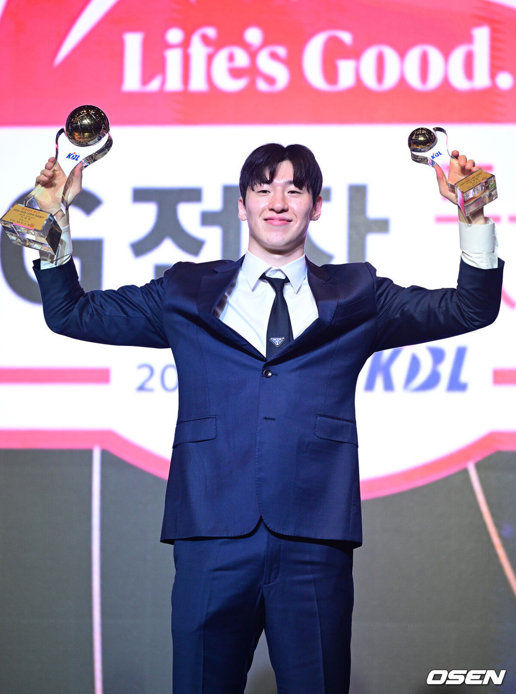 9일 오후 서울 삼성동 그랜드 인터컨티넨탈 서울 파르나스에서 ‘2025-2026 LG전자 프로농구’ 시상식이 열렸다.이번 시상식에서는 최고의 활약을 펼친 국내·외국 최우수선수(MVP)와 신인선수상의 주인공이 발표되며 또한 베스트5, 최우수수비상, 식스맨상, 기량발전상 등 주요 개인 시상 부문 수상자도 공개된다.국내선수 MVP 고양 소노 이정현이 트로피와 함께 포즈를 취하고 있다. 2026.04.09 / dreamer@osen.co.kr