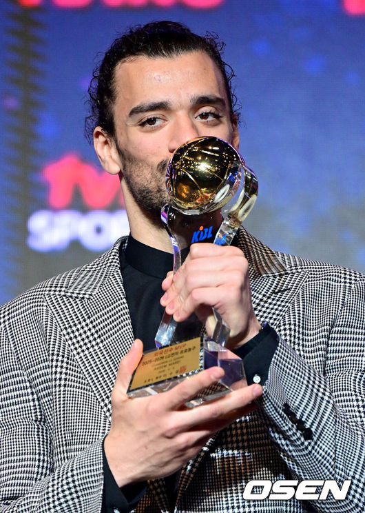 [OSEN=최규한 기자] 9일 오후 서울 삼성동 그랜드 인터컨티넨탈 서울 파르나스에서 ‘2025-2026 LG전자 프로농구’ 시상식이 열렸다.이번 시상식에서는 최고의 활약을 펼친 국내·외국 최우수선수(MVP)와 신인선수상의 주인공이 발표되며 또한 베스트5, 최우수수비상, 식스맨상, 기량발전상 등 주요 개인 시상 부문 수상자도 공개된다.외국선수 MVP 창원 LG 아셈 마레이가 트로피와 함께 포즈를 취하고 있다. 2026.04.09 / dreamer@osen.co.kr