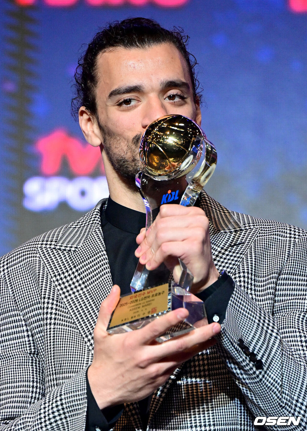 9일 오후 서울 삼성동 그랜드 인터컨티넨탈 서울 파르나스에서 ‘2025-2026 LG전자 프로농구’ 시상식이 열렸다.이번 시상식에서는 최고의 활약을 펼친 국내·외국 최우수선수(MVP)와 신인선수상의 주인공이 발표되며 또한 베스트5, 최우수수비상, 식스맨상, 기량발전상 등 주요 개인 시상 부문 수상자도 공개된다.외국선수 MVP 창원 LG 아셈 마레이가 트로피와 함께 포즈를 취하고 있다. 2026.04.09 / dreamer@osen.co.kr