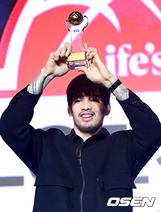 [OSEN=최규한 기자] 9일 오후 서울 삼성동 그랜드 인터컨티넨탈 서울 파르나스에서 ‘2025-2026 LG전자 프로농구’ 시상식이 열렸다.이번 시상식에서는 최고의 활약을 펼친 국내·외국 최우수선수(MVP)와 신인선수상의 주인공이 발표되며 또한 베스트5, 최우수수비상, 식스맨상, 기량발전상 등 주요 개인 시상 부문 수상자도 공개된다.신인상을 거머쥔 고양 소노 케빈 켐바오가 트로피와 함께 포즈를 취하고 있다. 2026.04.09 / dreamer@osen.co.kr