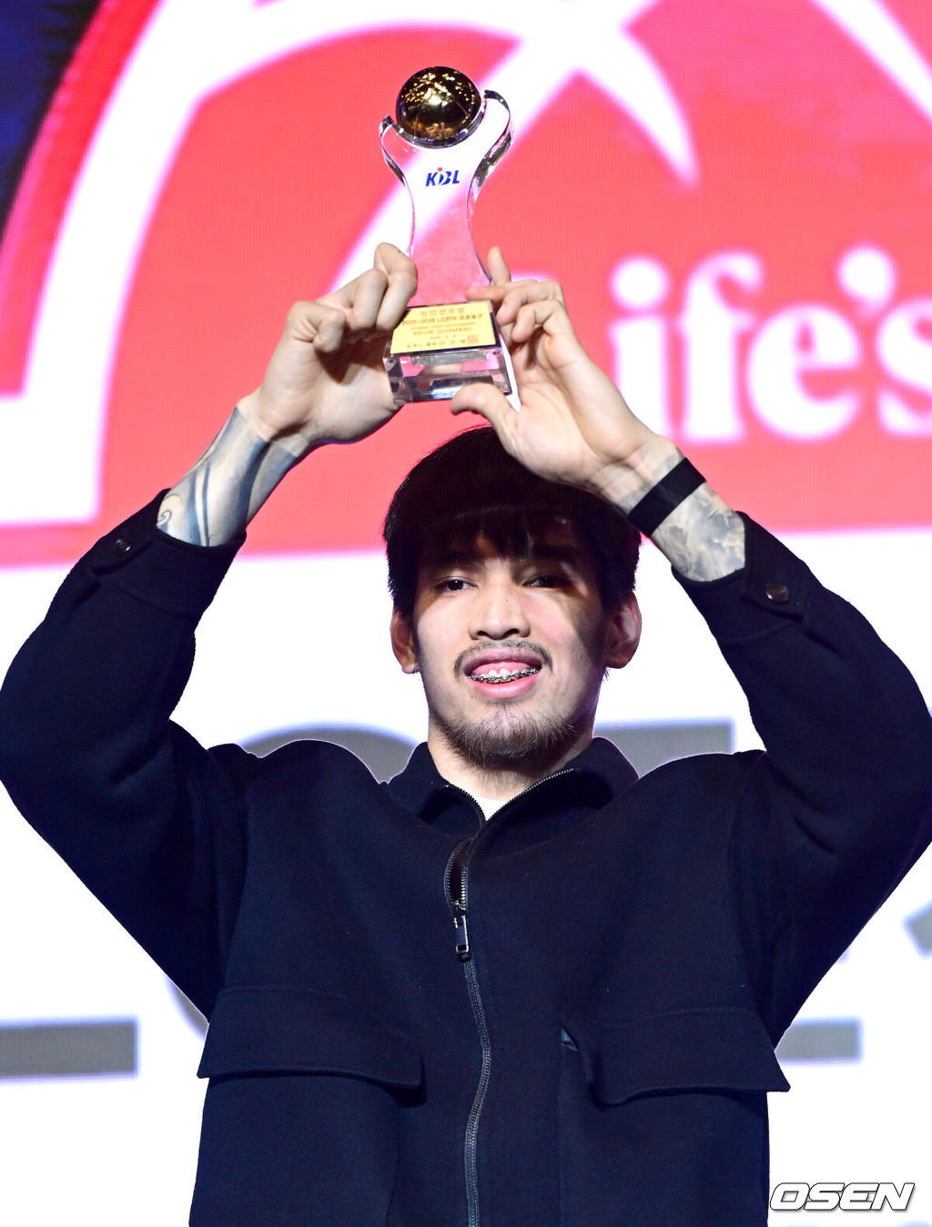 9일 오후 서울 삼성동 그랜드 인터컨티넨탈 서울 파르나스에서 ‘2025-2026 LG전자 프로농구’ 시상식이 열렸다.이번 시상식에서는 최고의 활약을 펼친 국내·외국 최우수선수(MVP)와 신인선수상의 주인공이 발표되며 또한 베스트5, 최우수수비상, 식스맨상, 기량발전상 등 주요 개인 시상 부문 수상자도 공개된다.신인상을 거머쥔 고양 소노 케빈 켐바오가 트로피와 함께 포즈를 취하고 있다. 2026.04.09 / dreamer@osen.co.kr