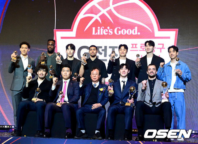 [OSEN=최규한 기자] 9일 오후 서울 삼성동 그랜드 인터컨티넨탈 서울 파르나스에서 ‘2025-2026 LG전자 프로농구’ 시상식이 열렸다.이번 시상식에서는 최고의 활약을 펼친 국내·외국 최우수선수(MVP)와 신인선수상의 주인공이 발표되며 또한 베스트5, 최우수수비상, 식스맨상, 기량발전상 등 주요 개인 시상 부문 수상자도 공개된다.국내선수 MVP 고양 소노 이정현, 외국선수 MVP 창원 LG 아셈 마레이, 신인선수상 고양 소노 케빈 켐바오를 비롯한 수상자들과 KBL 이수광 총재가 포즈를 취하고 있다. 2026.04.09 / dreamer@osen.co.kr