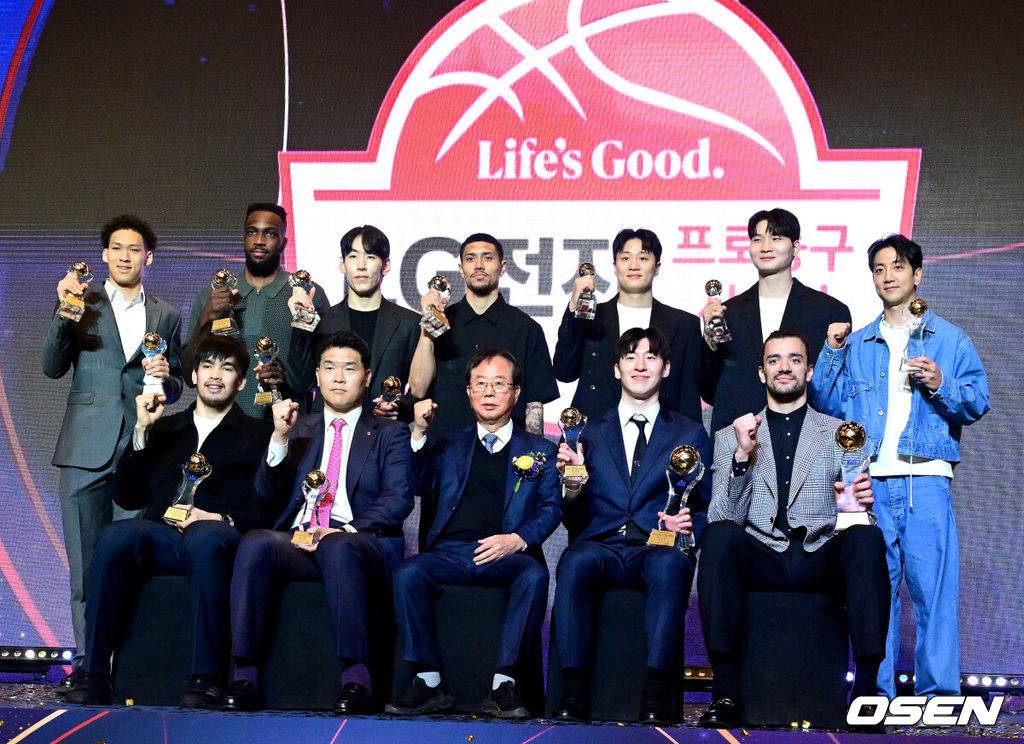 9일 오후 서울 삼성동 그랜드 인터컨티넨탈 서울 파르나스에서 ‘2025-2026 LG전자 프로농구’ 시상식이 열렸다.이번 시상식에서는 최고의 활약을 펼친 국내·외국 최우수선수(MVP)와 신인선수상의 주인공이 발표되며 또한 베스트5, 최우수수비상, 식스맨상, 기량발전상 등 주요 개인 시상 부문 수상자도 공개된다.국내선수 MVP 고양 소노 이정현, 외국선수 MVP 창원 LG 아셈 마레이, 신인선수상 고양 소노 케빈 켐바오를 비롯한 수상자들과 KBL 이수광 총재가 포즈를 취하고 있다. 2026.04.09 / dreamer@osen.co.kr