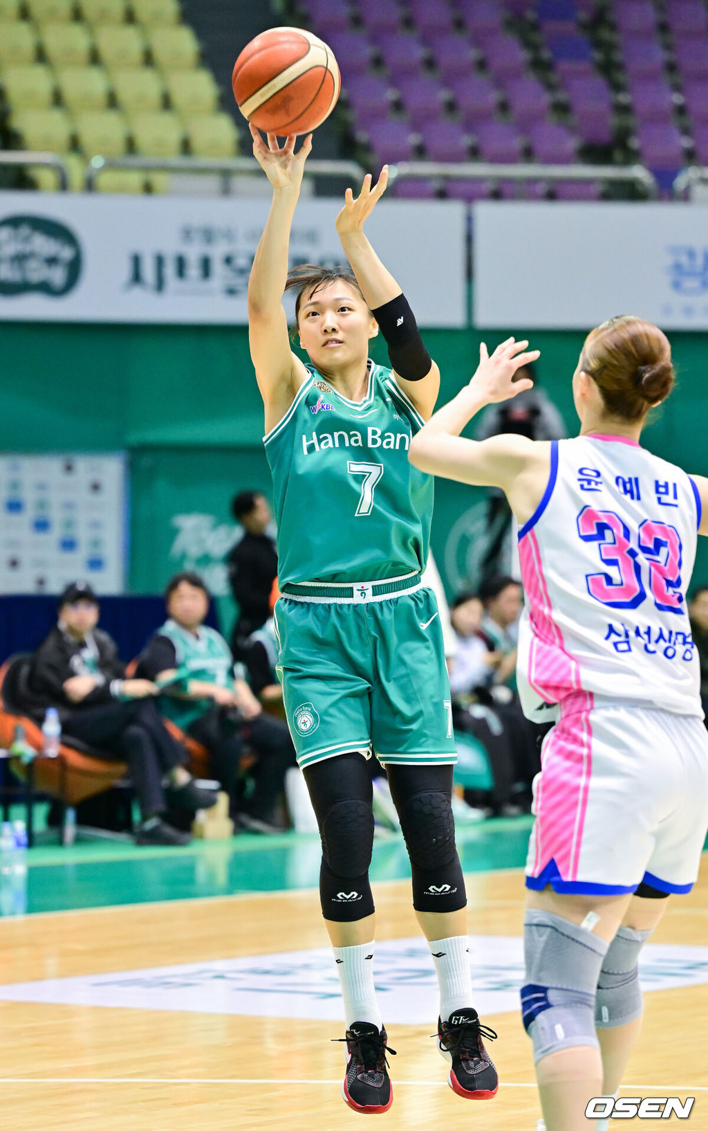 9일 부천체육관에서 'BNK 금융 2025~2026 여자프로농구' 부천 하나은행과 용인 삼성생명의 플레이오프 1차전 경기가 열렸다.두 팀의 이번 시즌 정규리그 상대 전적은 4승 2패로 하나은행이 앞선다. 정규리그 순위는 하나은행이 2위, 삼성생명이 3위였다.3쿼터 하나은행 정예림이 슛을 시도하고 있다.  2026.04.09 / soul1014@osen.co.kr