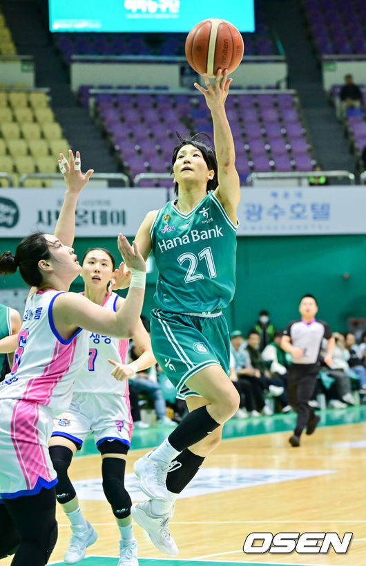 [OSEN=부천, 박준형 기자] 9일 부천체육관에서 'BNK 금융 2025~2026 여자프로농구'&nbsp;부천 하나은행과&nbsp;용인 삼성생명의 플레이오프 1차전 경기가 열렸다.두 팀의 이번 시즌 정규리그 상대 전적은 4승 2패로 하나은행이 앞선다. 정규리그 순위는 하나은행이 2위, 삼성생명이 3위였다.3쿼터 하나은행 사키가 레이업슛을 시도하고 있다  2026.04.09 / soul1014@osen.co.kr