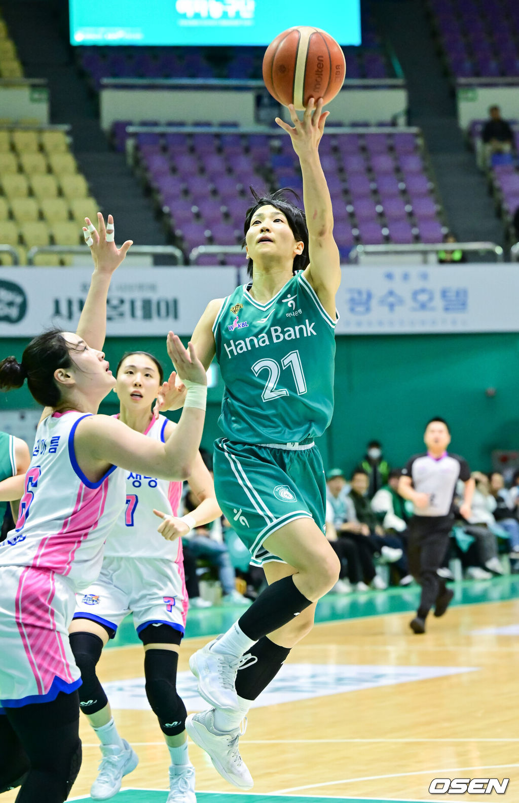 9일 부천체육관에서 'BNK 금융 2025~2026 여자프로농구' 부천 하나은행과 용인 삼성생명의 플레이오프 1차전 경기가 열렸다.두 팀의 이번 시즌 정규리그 상대 전적은 4승 2패로 하나은행이 앞선다. 정규리그 순위는 하나은행이 2위, 삼성생명이 3위였다.3쿼터 하나은행 사키가 레이업슛을 시도하고 있다  2026.04.09 / soul1014@osen.co.kr