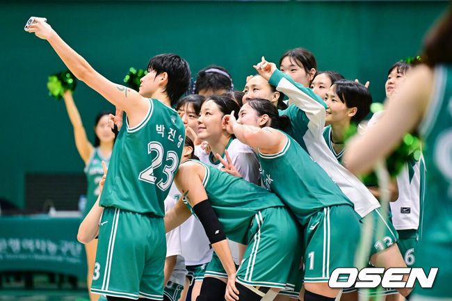 [OSEN=부천, 박준형 기자]부천 하나은행이 용인 삼성생명을 잡고 플레이오프 1차전을 가져갔다.하나은행은 9일 부천체육관에서 열린 BNK금융 2025~2026 여자프로농구 플레이오프 1차전 삼성생명과의 홈 경기에서 61-56으로 승리했다.경기종료 후 하나은행 선수들이 승리 기념 셀카를 찍고 있다.    2026.04.09 / soul1014@osen.co.kr