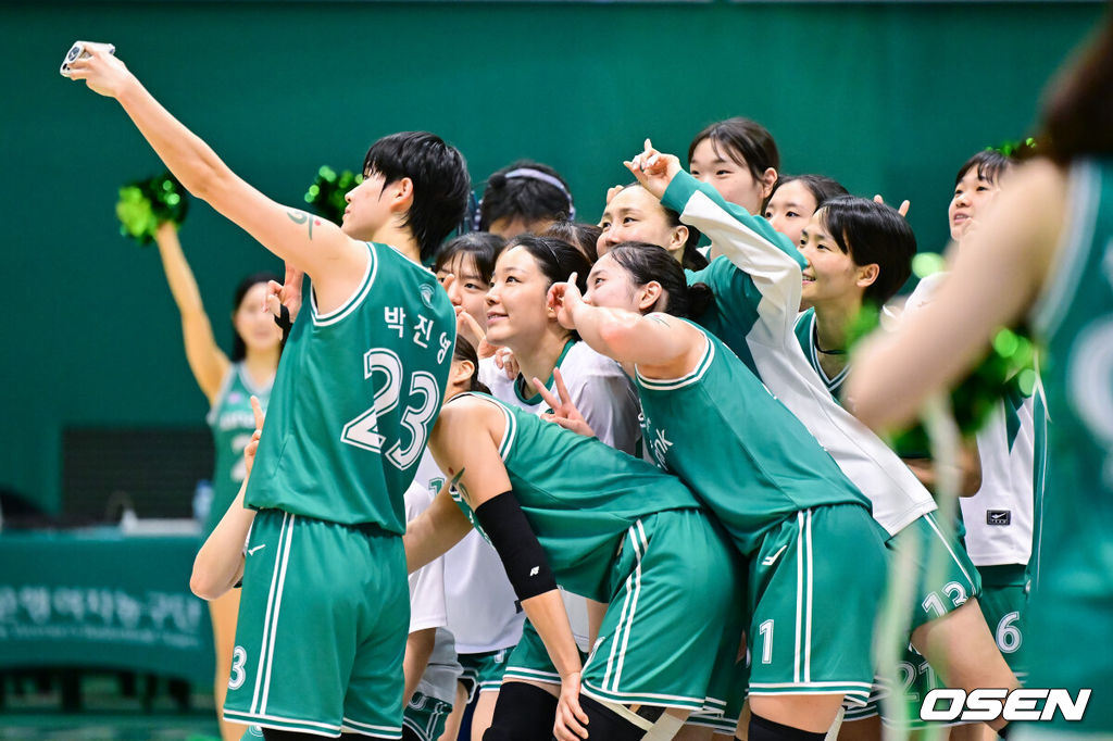 부천 하나은행이 용인 삼성생명을 잡고 플레이오프 1차전을 가져갔다.하나은행은 9일 부천체육관에서 열린 BNK금융 2025~2026 여자프로농구 플레이오프 1차전 삼성생명과의 홈 경기에서 61-56으로 승리했다.경기종료 후 하나은행 선수들이 승리 기념 셀카를 찍고 있다.    2026.04.09 / soul1014@osen.co.kr