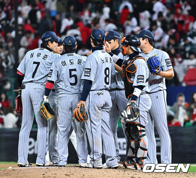 [OSEN=인천, 박준형 기자]프로야구 한화 이글스가 프랜차이즈 에이스 류현진(39)의 호투에 힘입어 승리를 거뒀다.&nbsp;한화는 7일 인천 SSG랜더스필드에서 열린 ‘2026 신한은행 SOL Bank KBO리그’ SSG 랜더스와의 경기에서 6-2로 승리했다.&nbsp;경기종료 후 한화 선수들이 승리의 기쁨을 나누고 있다.  2026.04.07 / soul1014@osen.co.kr