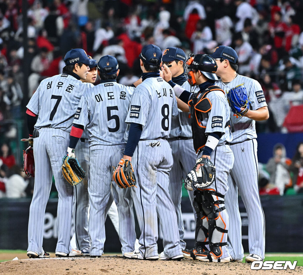 프로야구 한화 이글스가 프랜차이즈 에이스 류현진(39)의 호투에 힘입어 승리를 거뒀다. 한화는 7일 인천 SSG랜더스필드에서 열린 ‘2026 신한은행 SOL Bank KBO리그’ SSG 랜더스와의 경기에서 6-2로 승리했다. 경기종료 후 한화 선수들이 승리의 기쁨을 나누고 있다. 2026.04.07 / soul1014@osen.co.kr