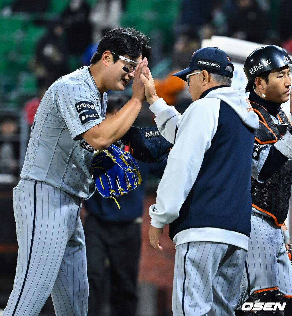 한화 이글스 김서현과 김경문 감독. /OSEN DB
