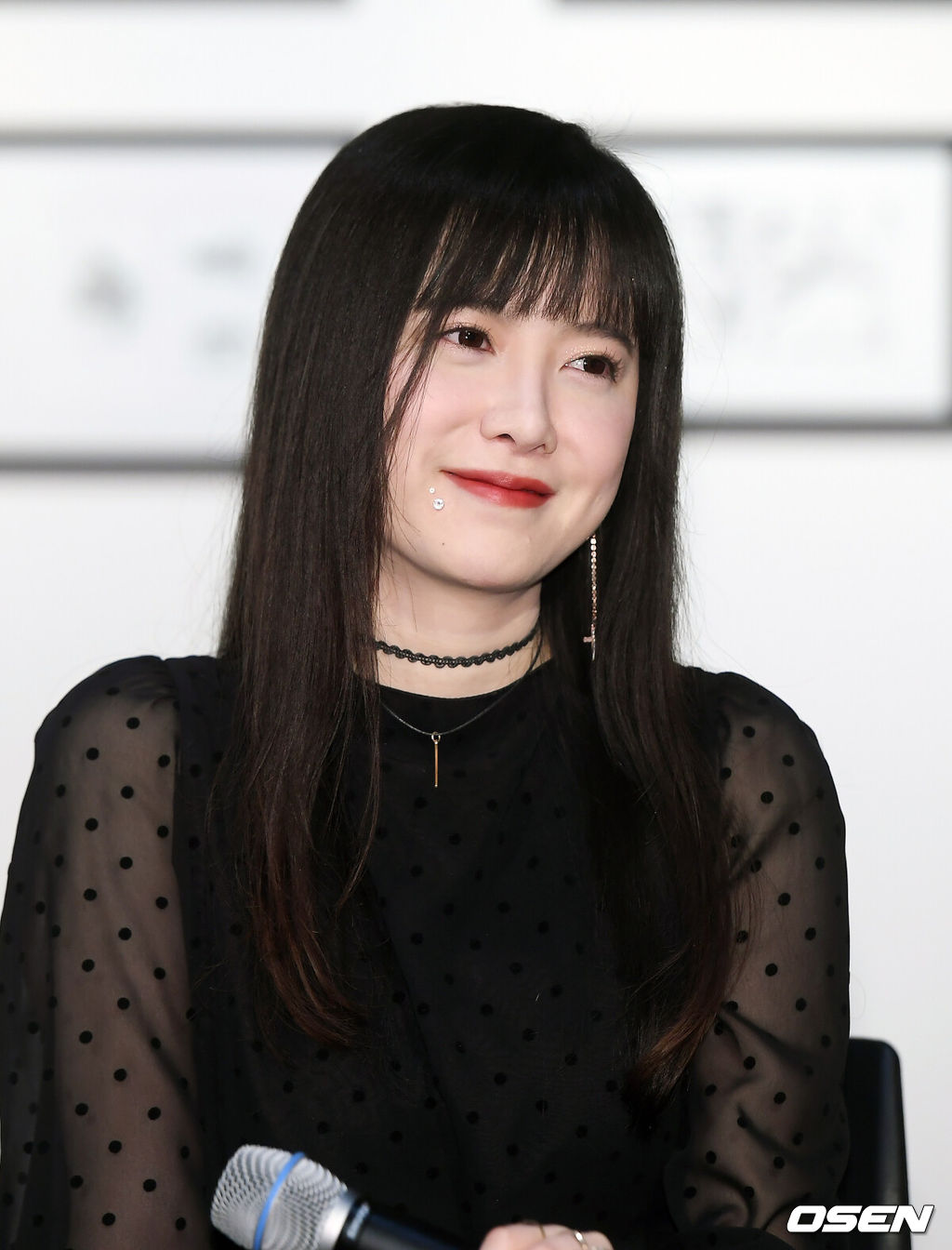 23일 오전 서울 서초구 서초동 예술의 전당 한가람미술관 제 7 전시실에서 구혜선 '서태지의 lyrics 아래로 : 구혜선의 newage' 기자간담회: 작곡, 연출의 음악 영상 전시회가 열렸다.배우 겸 작가 구혜선이 전시회에서 취재진의 질문에 답하며 미소짓고 있다. / rumi@osen.co.kr