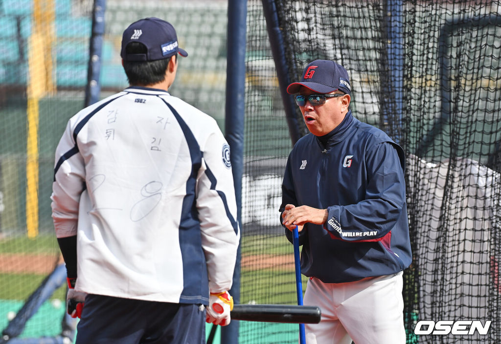 3일 부산 사직야구장에서 2026 신한 SOL KBO 리그 롯데 자이언츠와 SSG 랜더스의 경기가 열린다. 홈팀 롯데는 로드리게스가, 방문팀 SSG는 화이트가 선발 출전한다.롯데 자이언츠 김태형 감독이 손성빈과 얘기를 하고 있다. 2026.04.03 / foto0307@osen.co.kr