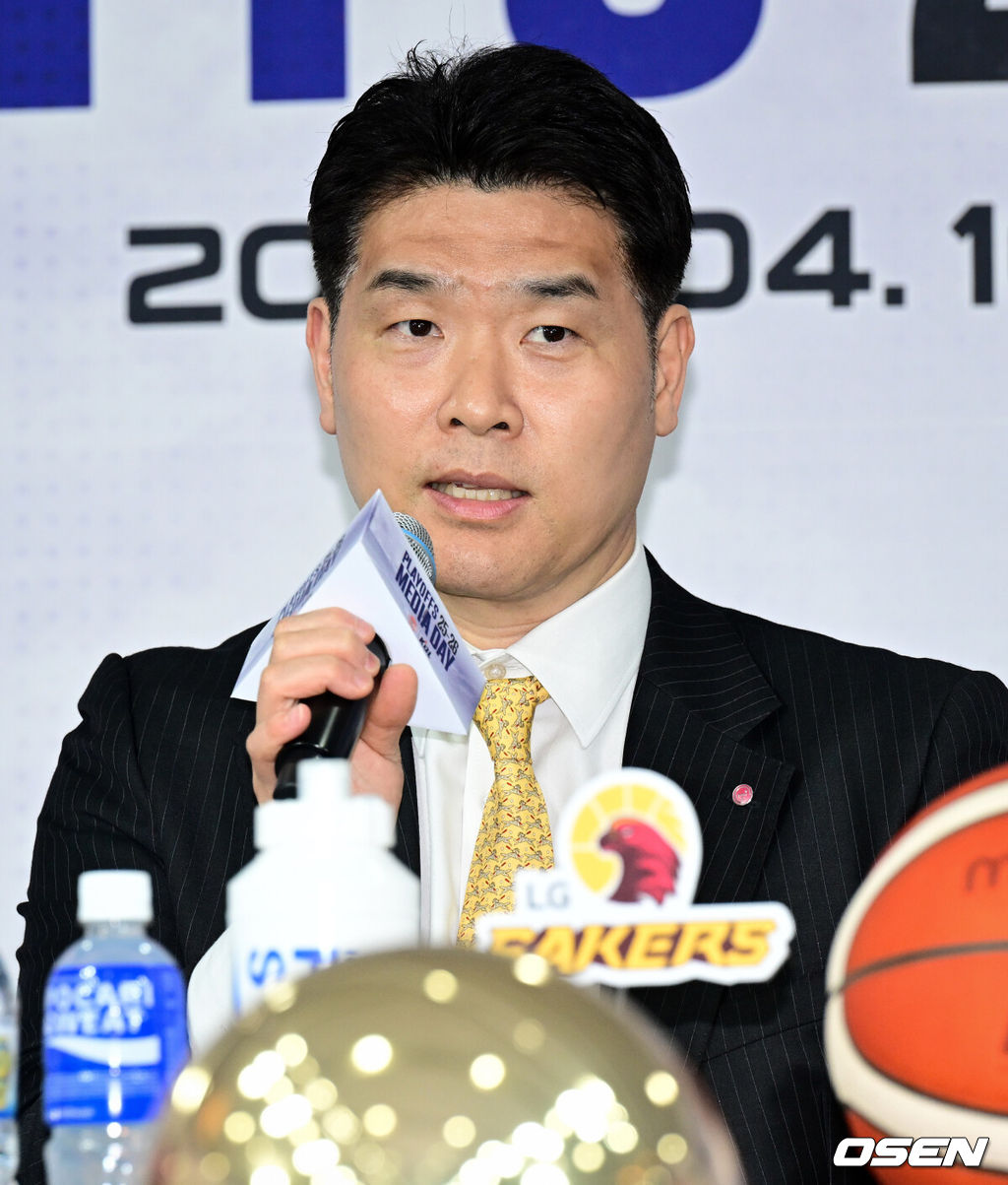 2025-2026 LG전자 프로농구 플레이오프 미디어데이가 10일 서울 강남구 KBL 센터에서 열렸다.이날 미디어데이에는 창원 LG 조상현 감독·유기상, 안양 정관장 유도훈 감독·박지훈, 원주 DB 김주성 감독·이선 알바노, 서울 SK 전희철 감독·에디 다니엘, 고양 소노 손창환 감독·이정현, 부산 KCC 이상민 감독·허웅이 참석했다.LG 조상현 감독이 출사표를 던지고 있다. 2026.04.10 /cej@osen.co.kr