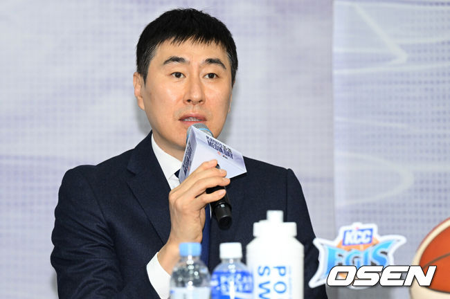 [OSEN=조은정 기자]2025-2026 LG전자 프로농구 플레이오프 미디어데이가 10일 서울 강남구 KBL 센터에서 열렸다.이날 미디어데이에는 창원 LG 조상현 감독·유기상, 안양 정관장 유도훈 감독·박지훈, 원주 DB 김주성 감독·이선 알바노, 서울 SK 전희철 감독·에디 다니엘, 고양 소노 손창환 감독·이정현, 부산 KCC 이상민 감독·허웅이 참석했다.KCC 이상민 감독이 출사표를 던지고 있다. 2026.04.10 /cej@osen.co.kr