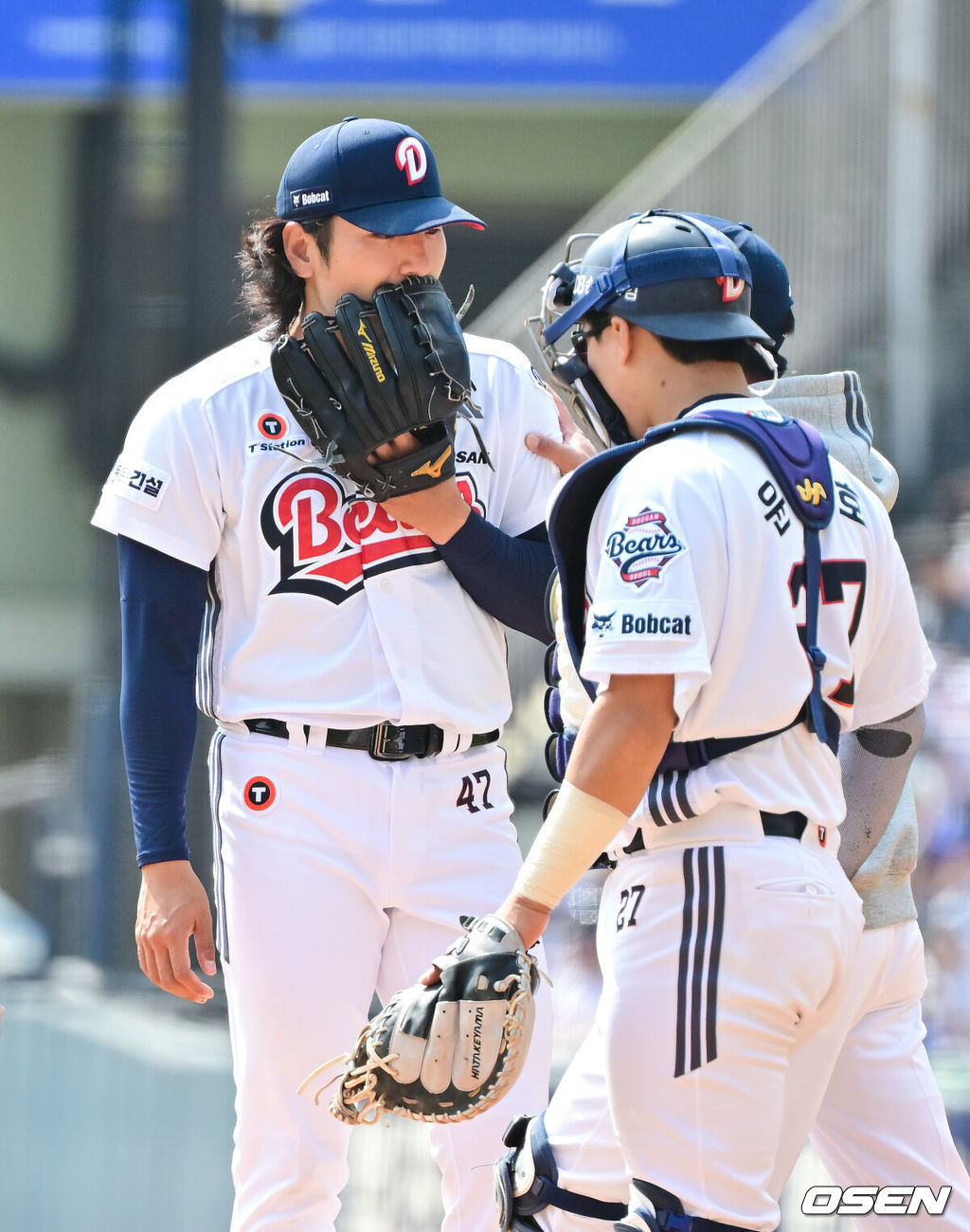 4일 오후 서울 잠실구장에서 ‘2026 신한은행 SOL Bank KBO리그’ 두산 베어스와 한화 이글스의 경기가 진행됐다.이날 두산은 곽빈을, 한화는 왕옌청이 선발투수로 내세웠다.  1회초 두산 선발투수 곽빈이 마운드 방문한 정재훈 코치와 이야기를 나누고 있다.    2026.04.04 / soul1014@osen.co.kr