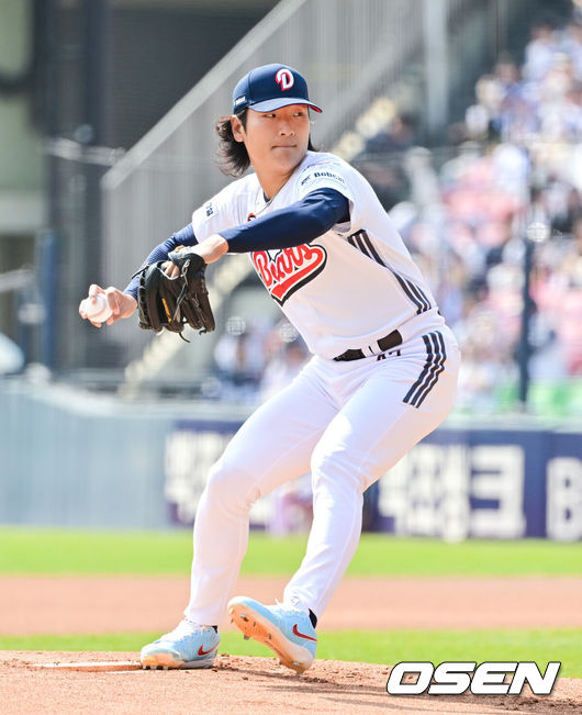 [OSEN=잠실, 박준형 기자] 4일 오후 서울 잠실구장에서 ‘2026 신한은행 SOL Bank KBO리그’ 두산 베어스와 한화 이글스의 경기가 진행됐다.이날 두산은 곽빈을, 한화는 왕옌청이 선발투수로 내세웠다.  1회초 두산 선발투수 곽빈이 역투하고 있다   2026.04.04 / soul1014@osen.co.kr