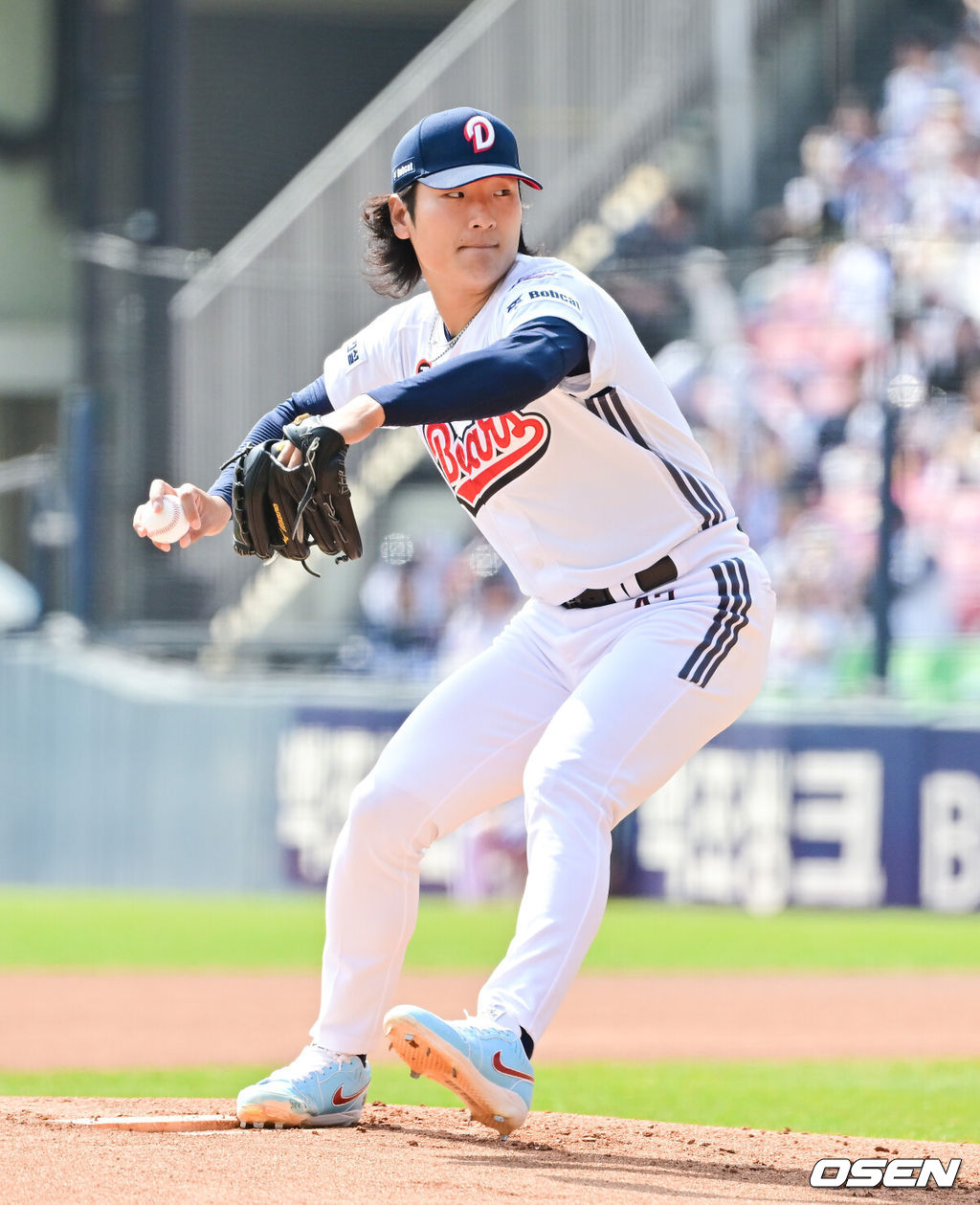 4일 오후 서울 잠실구장에서 ‘2026 신한은행 SOL Bank KBO리그’ 두산 베어스와 한화 이글스의 경기가 진행됐다.이날 두산은 곽빈을, 한화는 왕옌청이 선발투수로 내세웠다.  1회초 두산 선발투수 곽빈이 역투하고 있다   2026.04.04 / soul1014@osen.co.kr