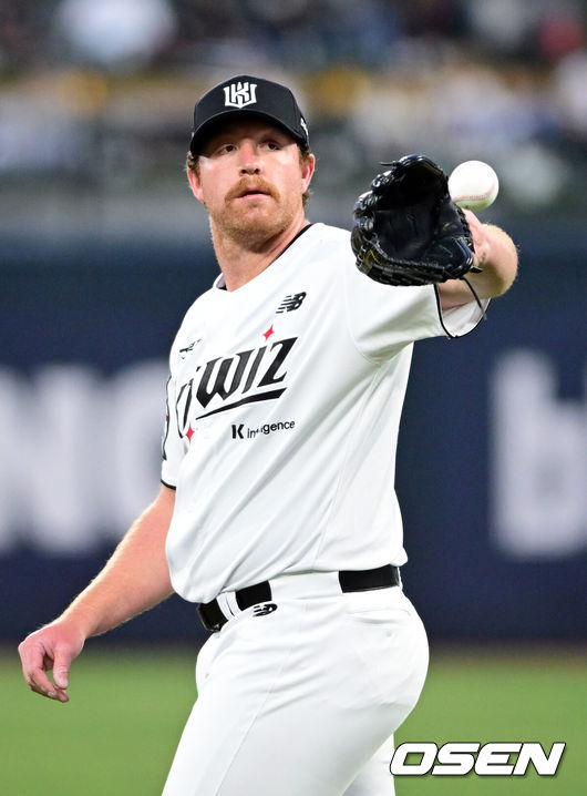 [OSEN=수원, 조은정 기자] 3일 경기도 수원 KT위즈파크에서 2026 신한 SOL KBO리그 KT 위즈와 삼성 라이온즈의 경기가 열렸다.이날 KT는 사우어, 삼성은 후라도를 선발로 내세웠다.KT 사우어가 피칭을 준비하고 있다. 2026.04.03 /cej@osen.co.kr