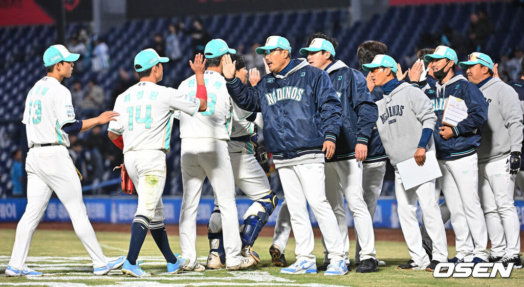 31일 창원NC파크에서 2026 신한 SOL KBO 리그 NC 다이노스와 롯데 자이언츠의 경기가 열렸다. 홈팀 NC는 토다가, 방문팀 롯데는 박세웅이 선발 출전했다. NC 다이노스 이호준 감독이 9-2로 승리한 후 기쁨을 나누고 있다. 2026.03.31 / foto0307@osen.co.kr