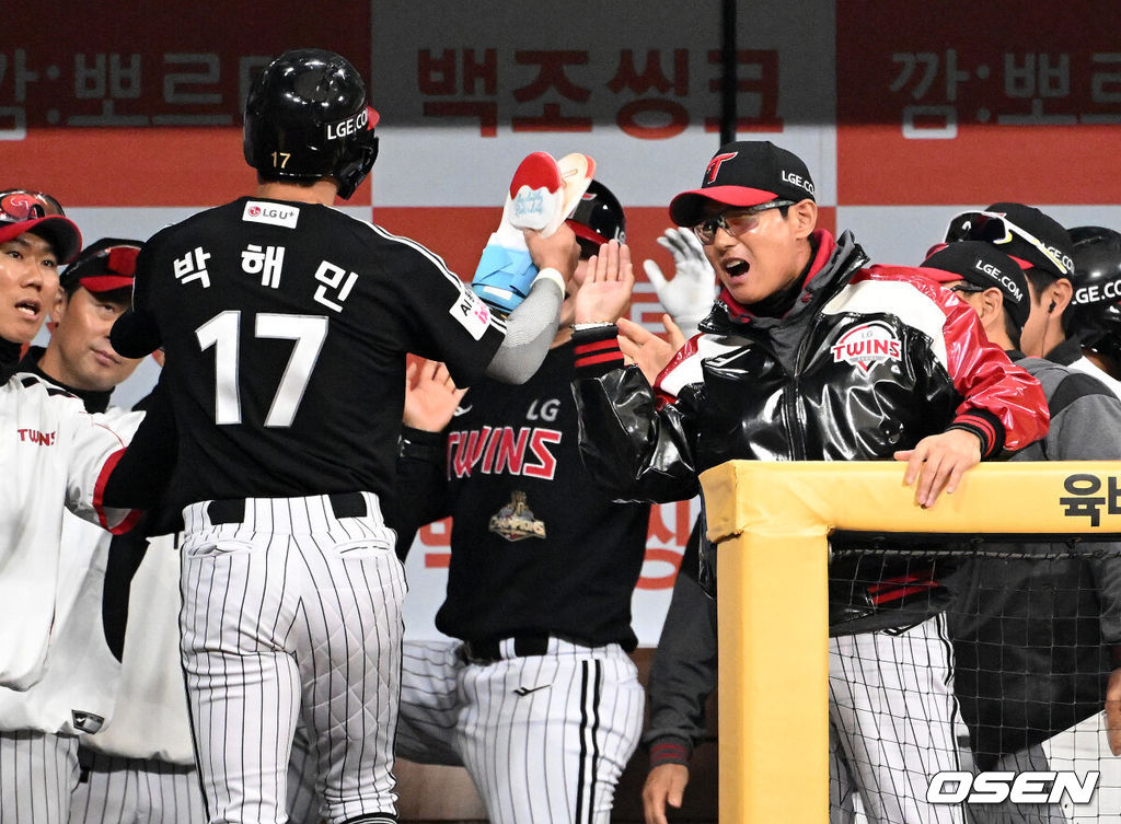 5일 서울 고척스카이돔에서 2026 신한 SOL KBO리그 키움 히어로즈와 LG 트윈스의 경기가 열렸다. 이날 키움은 와일스, LG는 톨허스트를 선발로 내세웠다. 4회초 무사 2,3루에서 LG 오지환의 중전 적시타 때 홈을 밟은 천성호와 박해민이 더그아웃에서 염경엽 감독과 환호하고 있다. 2026.04.05 /sunday@osen.co.kr