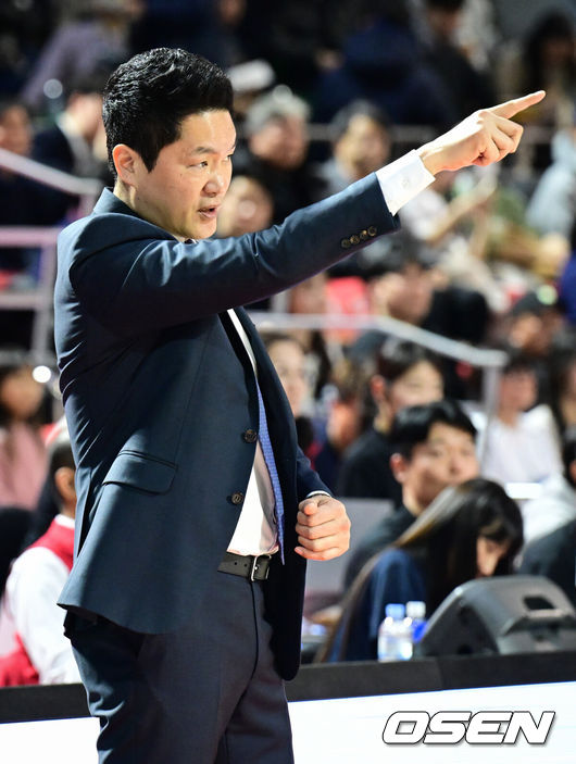 [OSEN=잠실학생체, 조은정 기자]2일 서울 잠실학생체육관에서 2025-2026 LG전자 프로농구 서울 SK와 부산 KCC의 경기가 열렸다.SK는 4위(22승 14패), 부산 KCC는 6위(18승 18패)를 기록중이다.SK 전희철 감독이 작전을 지시하고 있다. 2026.02.02 /cej@osen.co.kr