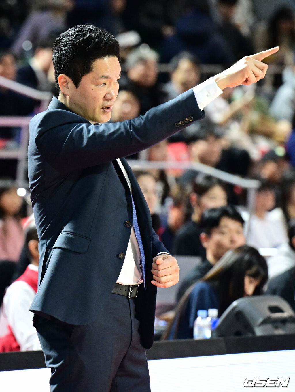 2일 서울 잠실학생체육관에서 2025-2026 LG전자 프로농구 서울 SK와 부산 KCC의 경기가 열렸다.SK는 4위(22승 14패), 부산 KCC는 6위(18승 18패)를 기록중이다.SK 전희철 감독이 작전을 지시하고 있다. 2026.02.02 /cej@osen.co.kr