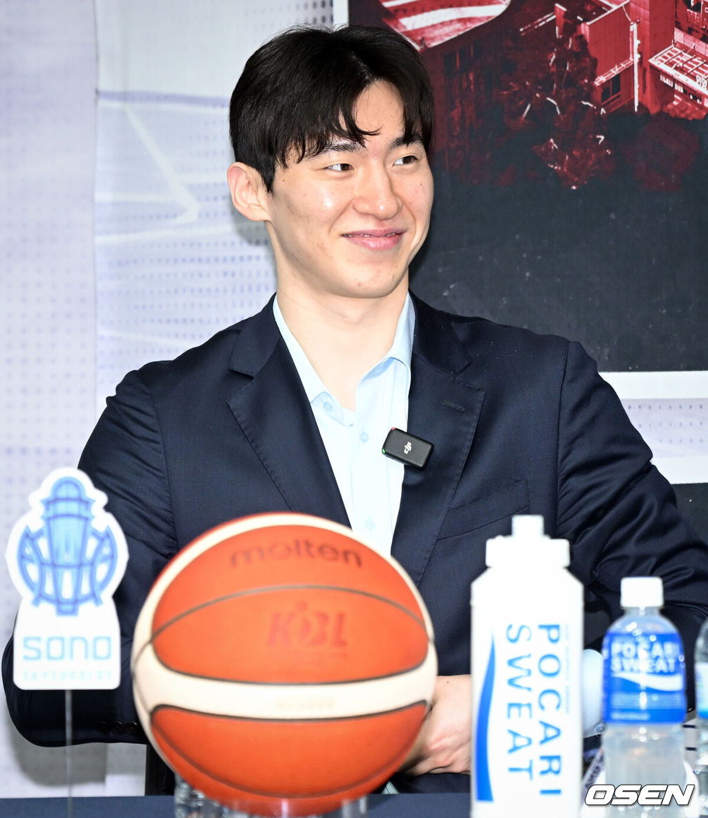 2025-2026 LG전자 프로농구 플레이오프 미디어데이가 10일 서울 강남구 KBL 센터에서 열렸다.이날 미디어데이에는 창원 LG 조상현 감독·유기상, 안양 정관장 유도훈 감독·박지훈, 원주 DB 김주성 감독·이선 알바노, 서울 SK 전희철 감독·에디 다니엘, 고양 소노 손창환 감독·이정현, 부산 KCC 이상민 감독·허웅이 참석했다.드레스코드를 착각한 소노 이정현이 유니폼이 아닌 정장을 입고 자리에 착석하고 있다. 2026.04.10 /cej@osen.co.kr