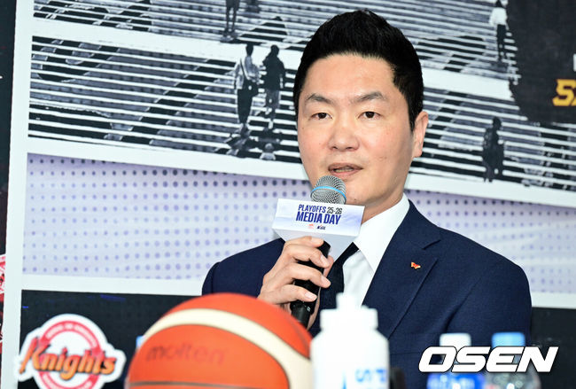 [OSEN=조은정 기자]2025-2026 LG전자 프로농구 플레이오프 미디어데이가 10일 서울 강남구 KBL 센터에서 열렸다.이날 미디어데이에는 창원 LG 조상현 감독·유기상, 안양 정관장 유도훈 감독·박지훈, 원주 DB 김주성 감독·이선 알바노, 서울 SK 전희철 감독·에디 다니엘, 고양 소노 손창환 감독·이정현, 부산 KCC 이상민 감독·허웅이 참석했다.SK 전희철 감독이 출사표를 던지고 있다. 2026.04.10 /cej@osen.co.kr