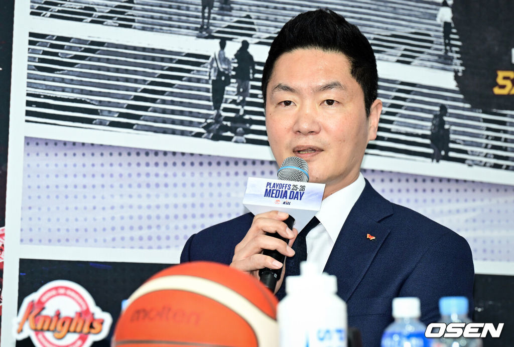 2025-2026 LG전자 프로농구 플레이오프 미디어데이가 10일 서울 강남구 KBL 센터에서 열렸다.이날 미디어데이에는 창원 LG 조상현 감독·유기상, 안양 정관장 유도훈 감독·박지훈, 원주 DB 김주성 감독·이선 알바노, 서울 SK 전희철 감독·에디 다니엘, 고양 소노 손창환 감독·이정현, 부산 KCC 이상민 감독·허웅이 참석했다.SK 전희철 감독이 출사표를 던지고 있다. 2026.04.10 /cej@osen.co.kr