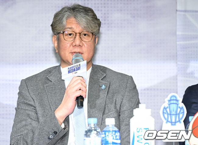 [OSEN=조은정 기자]2025-2026 LG전자 프로농구 플레이오프 미디어데이가 10일 서울 강남구 KBL 센터에서 열렸다.이날 미디어데이에는 창원 LG 조상현 감독·유기상, 안양 정관장 유도훈 감독·박지훈, 원주 DB 김주성 감독·이선 알바노, 서울 SK 전희철 감독·에디 다니엘, 고양 소노 손창환 감독·이정현, 부산 KCC 이상민 감독·허웅이 참석했다.소노 손창환 감독이 출사표를 던지고 있다. 2026.04.10 /cej@osen.co.kr