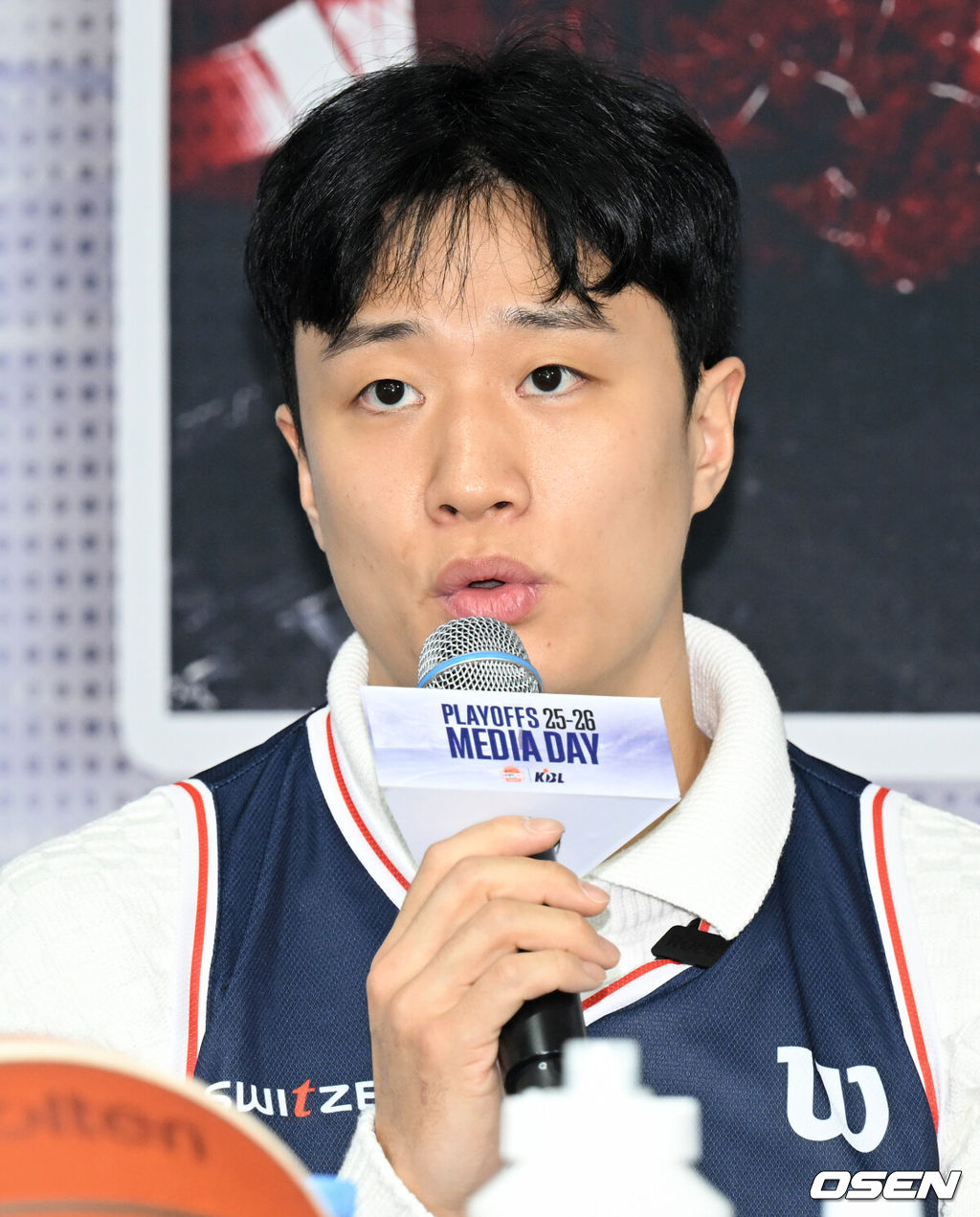 2025-2026 LG전자 프로농구 플레이오프 미디어데이가 10일 서울 강남구 KBL 센터에서 열렸다.이날 미디어데이에는 창원 LG 조상현 감독·유기상, 안양 정관장 유도훈 감독·박지훈, 원주 DB 김주성 감독·이선 알바노, 서울 SK 전희철 감독·에디 다니엘, 고양 소노 손창환 감독·이정현, 부산 KCC 이상민 감독·허웅이 참석했다.KCC 허웅이 출사표를 던지고 있다. 2026.04.10 /cej@osen.co.kr