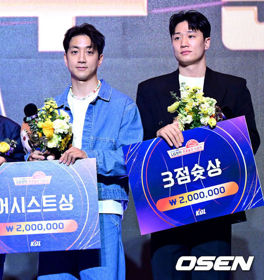 [OSEN=최규한 기자] 9일 오후 서울 삼성동 그랜드 인터컨티넨탈 서울 파르나스에서 ‘2025-2026 LG전자 프로농구’ 시상식이 열렸다.이번 시상식에서는 최고의 활약을 펼친 국내·외국 최우수선수(MVP)와 신인선수상의 주인공이 발표되며 또한 베스트5, 최우수수비상, 식스맨상, 기량발전상 등 주요 개인 시상 부문 수상자도 공개된다.KCC 허웅과 허훈이 각각 3점슛상, 어시스트상을 수상한 뒤 포즈를 취하고 있다. 2026.04.09 / dreamer@osen.co.kr