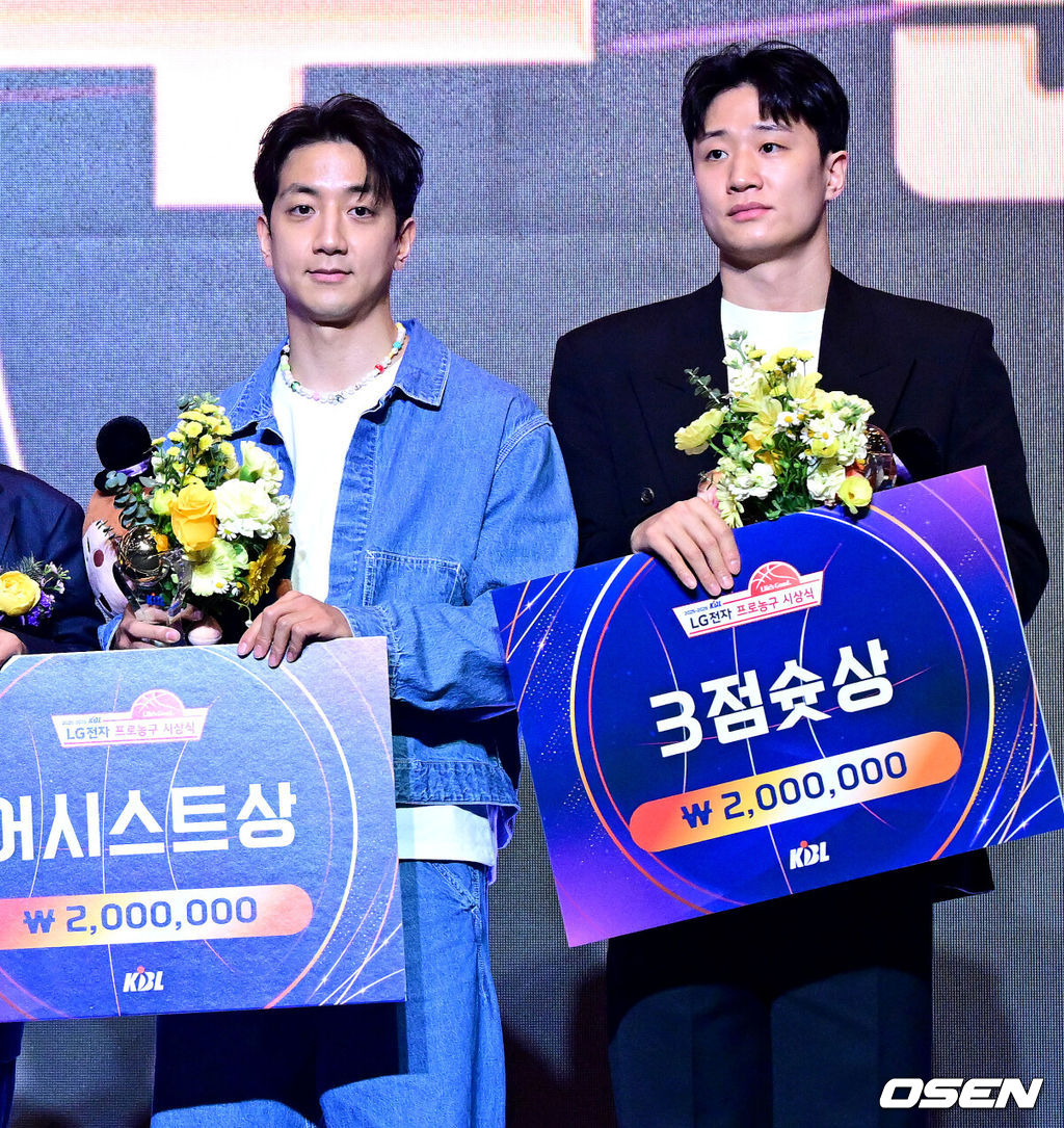 9일 오후 서울 삼성동 그랜드 인터컨티넨탈 서울 파르나스에서 ‘2025-2026 LG전자 프로농구’ 시상식이 열렸다.이번 시상식에서는 최고의 활약을 펼친 국내·외국 최우수선수(MVP)와 신인선수상의 주인공이 발표되며 또한 베스트5, 최우수수비상, 식스맨상, 기량발전상 등 주요 개인 시상 부문 수상자도 공개된다.KCC 허웅과 허훈이 각각 3점슛상, 어시스트상을 수상한 뒤 포즈를 취하고 있다. 2026.04.09 / dreamer@osen.co.kr