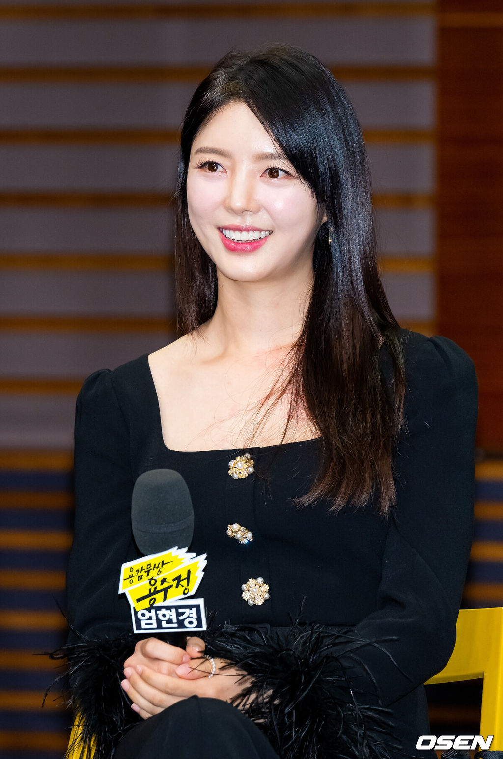 3일 오후 서울 마포구 상암동 MBC 골든마우스홀에서 MBC 새 일일드라마 ‘용감무쌍 용수정’가 제작발표회가 열렸다.오는 6일 첫 방송될 MBC 새 일일드라마 ‘용감무쌍 용수정(약칭 용수정)’은 현대판 거상(巨商) 임상옥을 꿈꾸는 거침없는 상여자 용수정(엄현경 분)과 그에게 운명을 맡긴 악바리 짠돌이 여의주(서준영 분)가 함께하는 화끈하고 통쾌한 로맨스 복수극.배우 엄현경이 기자간담회에서 미소짓고 있다. 2024.05.03 /rumi@osen.co.kr