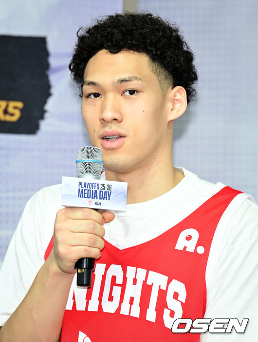 [OSEN=조은정 기자]2025-2026 LG전자 프로농구 플레이오프 미디어데이가 10일 서울 강남구 KBL 센터에서 열렸다.이날 미디어데이에는 창원 LG 조상현 감독·유기상, 안양 정관장 유도훈 감독·박지훈, 원주 DB 김주성 감독·이선 알바노, 서울 SK 전희철 감독·에디 다니엘, 고양 소노 손창환 감독·이정현, 부산 KCC 이상민 감독·허웅이 참석했다.SK 에디 다니엘이 포부를 밝히고 있다. 2026.04.10 /cej@osen.co.kr