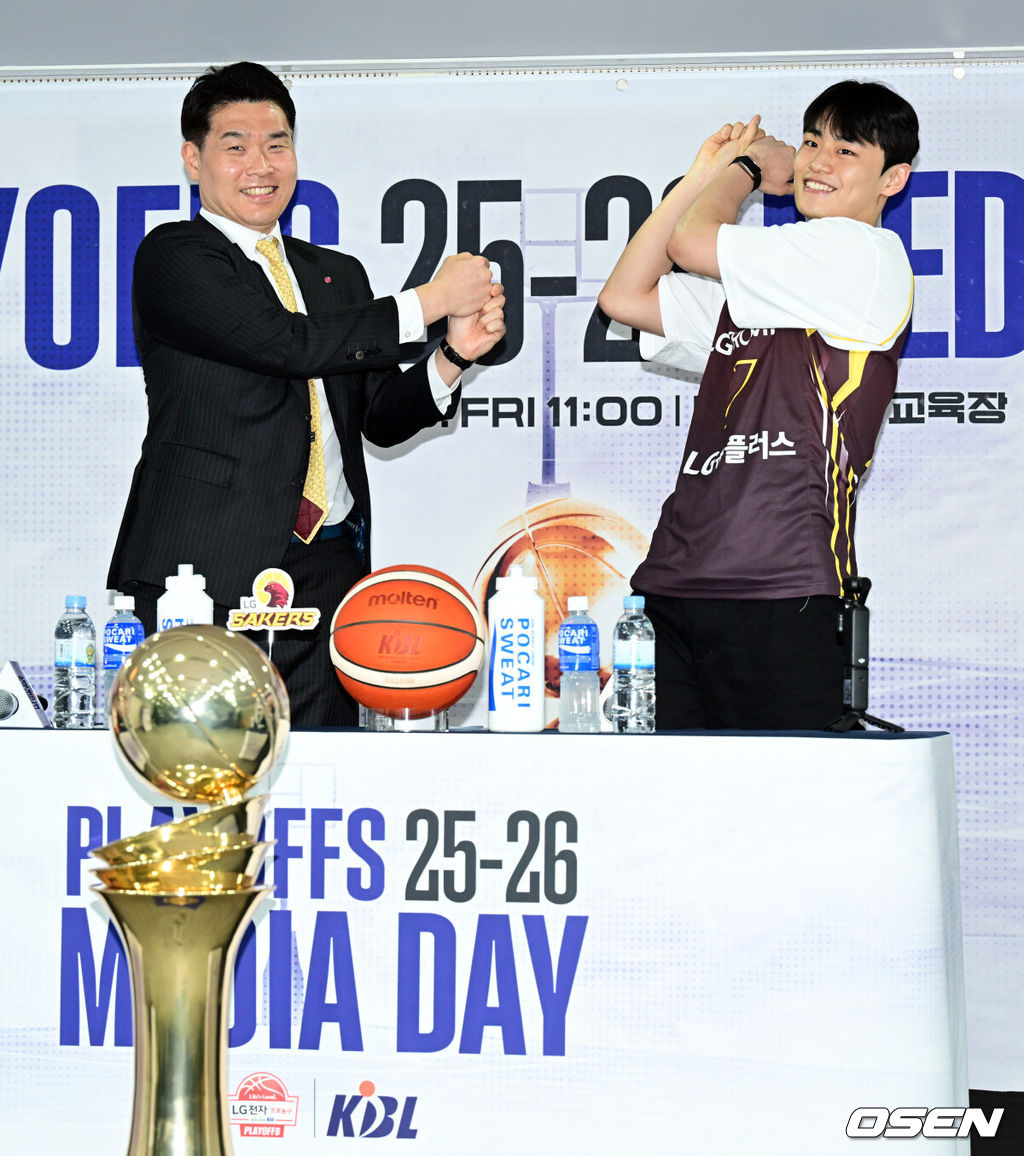 2025-2026 LG전자 프로농구 플레이오프 미디어데이가 10일 서울 강남구 KBL 센터에서 열렸다.이날 미디어데이에는 창원 LG 조상현 감독·유기상, 안양 정관장 유도훈 감독·박지훈, 원주 DB 김주성 감독·이선 알바노, 서울 SK 전희철 감독·에디 다니엘, 고양 소노 손창환 감독·이정현, 부산 KCC 이상민 감독·허웅이 참석했다.LG 조상현 감독과 유기상이 세리머니를 하고 있다. 2026.04.10 /cej@osen.co.kr